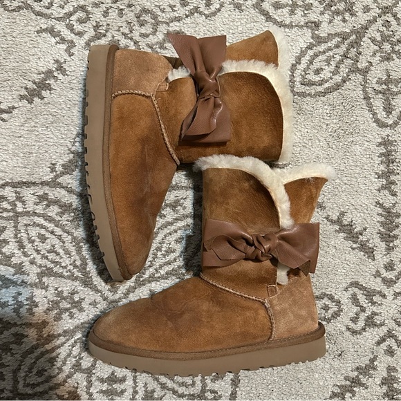 Ugg boots with bow, women’s sz 8 (used) chestnut color - Picture 6 of 8